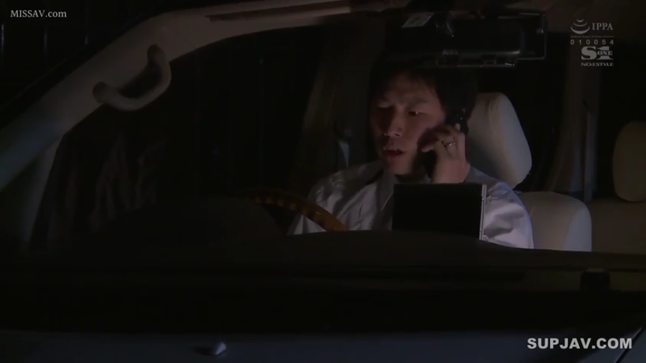 坐姿 · 严肃 · 中景 · 白衬衫 · 手机 · 车内 · 通话 · 夜间