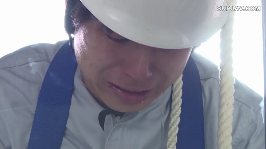 室内 · 脸部特写 · 甜美 · 白色吊带 · 背景虚化 · 对镜微笑 · 侧身回头