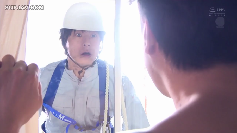 脸部特写 · 站立 · 男性 · 震惊 · 安全帽 · 工装 · 目击 · 窗外