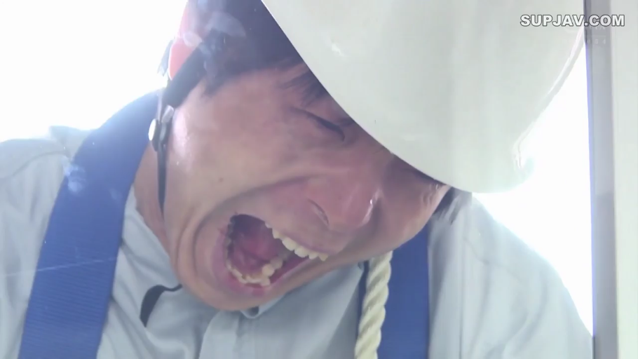 顔のクローズアップ · 工地 · 汗 · 安全帽 · 叫び · 白色安全帽 · 苦悶の狰狞 · 弯腰用力