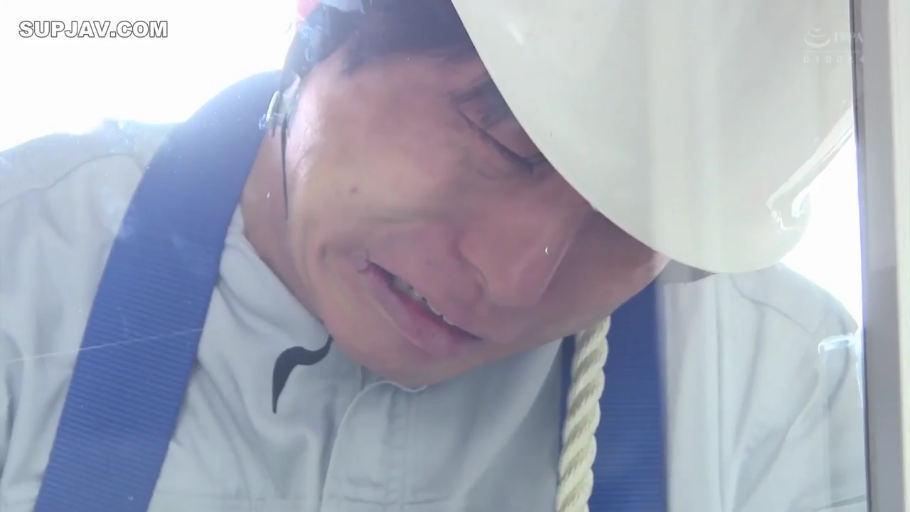 室内 · 诱惑 · 长发 · 黑色内衣 · 易拉罐 · 胸部与脸部特写 · 靠卧 · 拿饮料