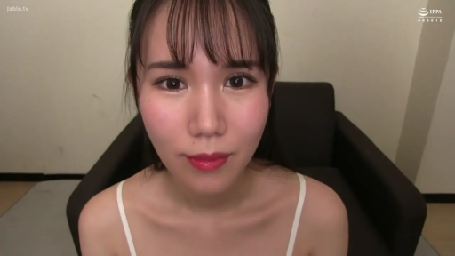 室内 · 跪坐 · 中景 · 平静 · 客厅 · 跪姿 · 玻璃碗 · 白色吊带裙