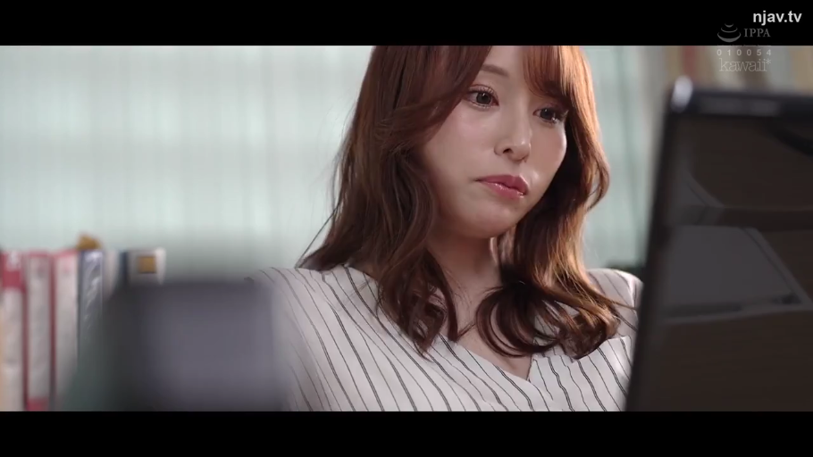 坐姿 · 办公室 · 全景 · 电脑 · 微笑 · 职业装 · 工作