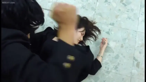 面部 · 走廊 · 惊恐 · 黑色制服 · 倒地 · 施暴 · 暴力