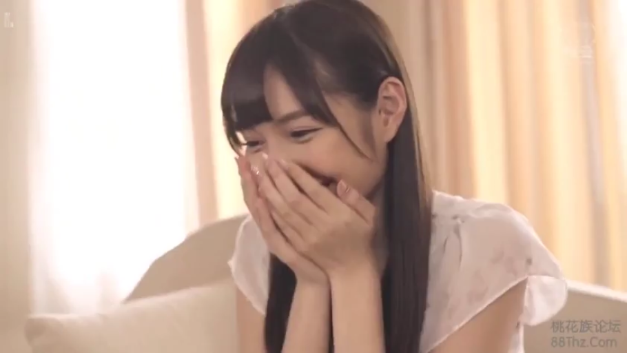 室内 · 坐姿 · 半身特写 · 白色短袖上衣