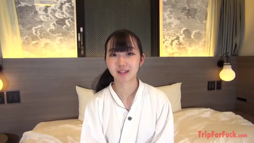 跪坐 · 壁灯 · 展示 · 微笑 · 酒店客房 · 远景全景 · 白色睡袍