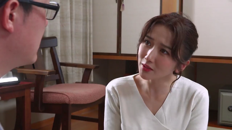 室内 · 坐姿 · 面部 · 白色上衣 · 剧情 · 交流 · 椅子 · 恳求