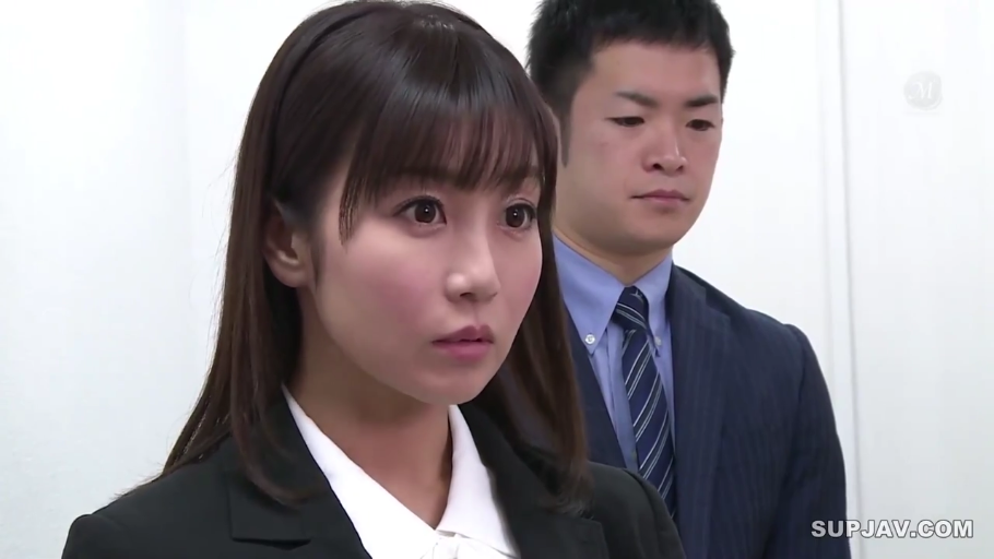 坐姿 · 音响 · 自然 · 中文字幕 · 蓝色短裙 · 访谈 · 客厅沙发