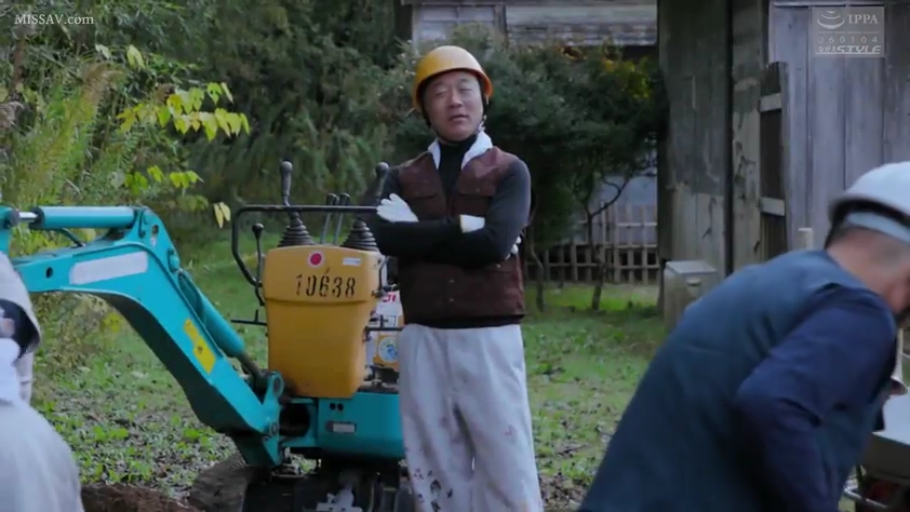 全身 · 站立 · 自然 · 户外 · 观看 · 大叔 · 挖掘机 · 工装