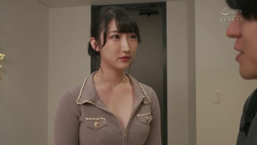 室内 · 交谈 · 严肃 · 半身 · 项链 · 侧立 · 低胸毛衣