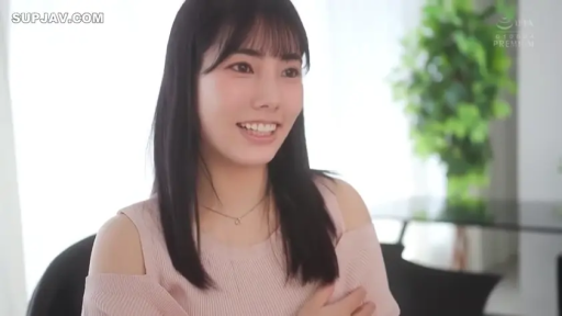 室内 · 坐姿 · 交谈 · 半身特写 · 露肩针织衫 · 甜美微笑