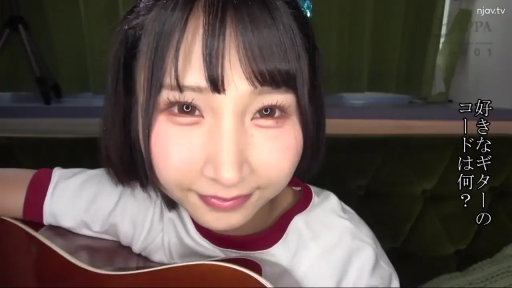 室内 · 脸部特写 · 甜美微笑 · 吉他 · 白色圆领红边运动短袖 · 画中文字幕