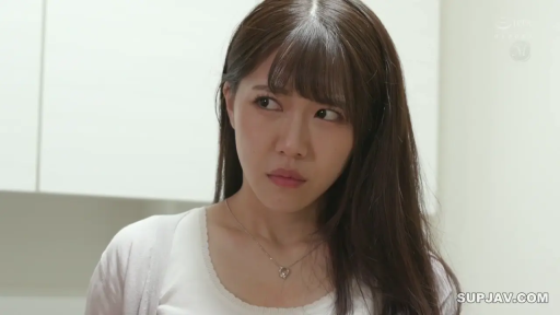 室内 · 面部 · 站立 · 项链 · 白色开衫 · 长发 · 侧头注视 · 疑惑