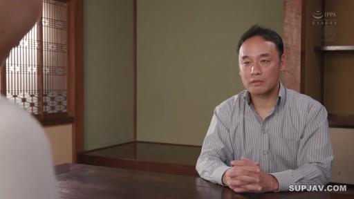 坐姿 · 忧郁 · 条纹衬衫 · 桌子 · 谈话 · 水印 · 日式房间