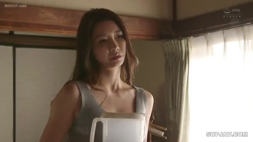 严肃 · 女性 · 站立 · 上半身 · 针织背心 · 侧望 · 日式民宅 · 冷水壶