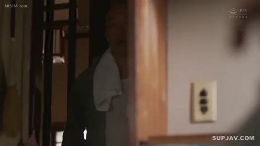 门口 · 面部 · 站立 · 偷窥 · 睡袍 · 毛巾 · 惊讶 · 窥视视角