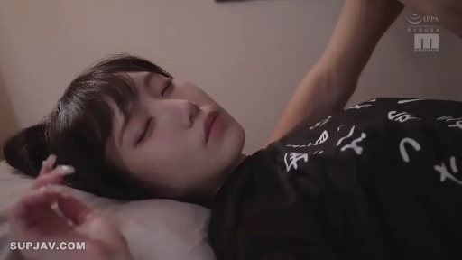 脸部特写 · 卧室 · 闭眼 · 枕头 · 卧姿 · T恤 · 睡觉