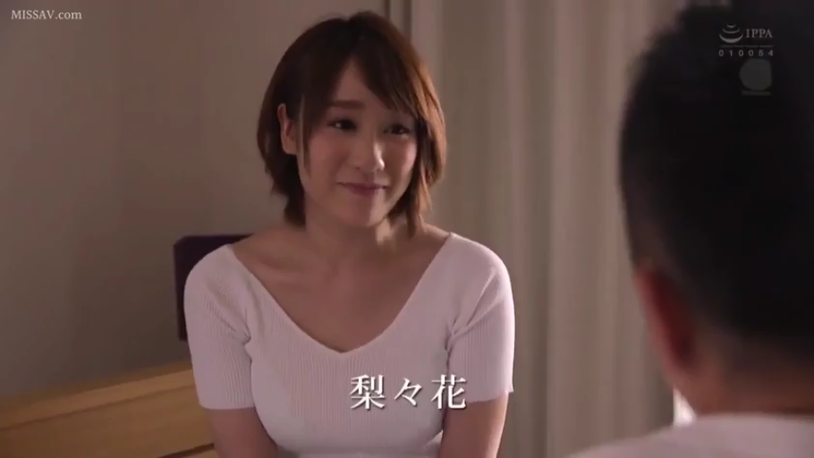 室内 · 坐姿 · 微笑 · 对视 · 短发 · 胸部以上特写 · 白色V领上衣