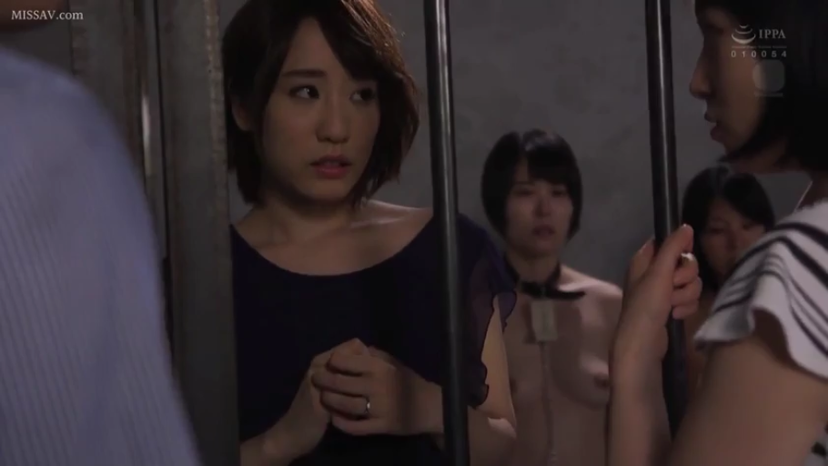 站立 · 面部特写 · 监狱 · 多人 · 担忧 · 监禁 · 铁栏杆 · 露肩深色连衣裙