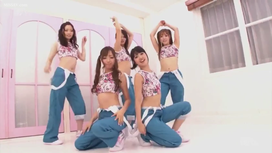 室內 · 全身 · 微笑 · 多人 · 跳舞 · 露脐装 · 舞蹈姿势