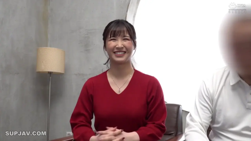 室内 · 坐姿 · 中景 · 谈话 · 落地灯 · 笑容 · 红色V领毛衣