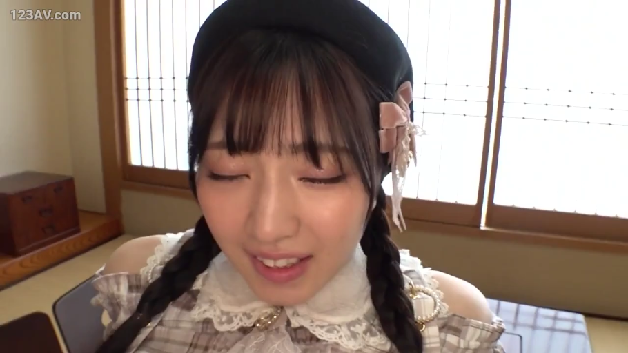 坐姿 · 和室 · 面部特写 · 清纯 · 贝雷帽 · 发饰 · 垂头 · 含羞微笑