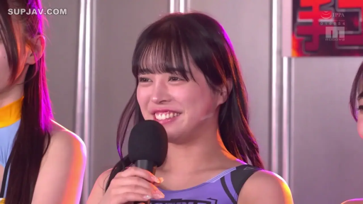 Stand · Smile · Header · Microphone · Studio · 讲话 · 运动装 · 采访