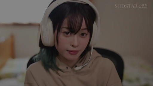 室内 · 面部特写 · 连帽衫 · 柔和 · 清纯系 · 正面坐姿 · 佩戴耳机 · 白色耳机