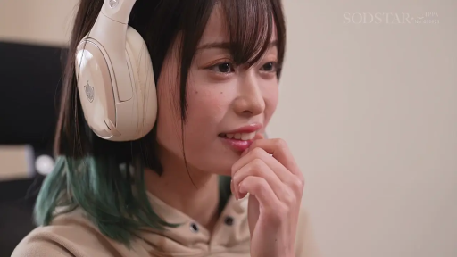 室内 · 坐姿 · 侧脸特写 · 甜美微笑 · 米色卫衣 · 电竞少女 · 手抵嘴唇 · 白色游戏耳机