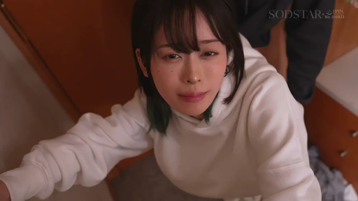 室内 · 俯身 · 面部特写 · 凝视 · 凝重 · 白色卫衣