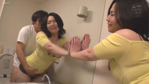 性交 · 欢愉 · 中景 · 洗手间 · 镜子 · 黄色露肩上衣 · 站立后入式 · 性爱场景