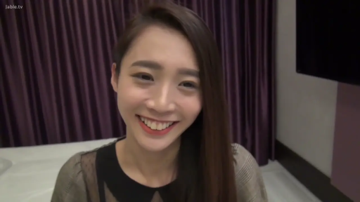 Indoor · Close-up of the face · Smile · 注视镜头 · 正面 · 蕾丝上衣 · Asian women