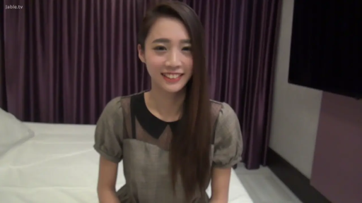 坐姿 · 甜美 · 卧室 · 床 · 面部特写 · 长发 · 灰色连衣裙 · 微笑面对镜头