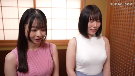 交谈 · 站立 · 和室 · 羞涩 · 半身 · 无袖上衣 · 亚洲女性