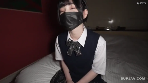 坐姿 · 校服 · 角色扮演 · 闭眼 · 酒店房间 · 面部特写 · 拍摄 · 黑色口罩