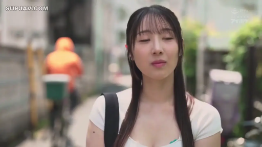 站立 · 半身特写 · 行走 · 户外小巷 · 街拍 · 恬静 · 白色低胸上衣 · 黑色肩带