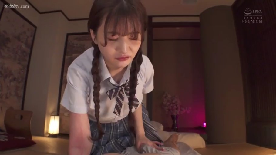 仰卧开腿 · 床上 · 诱惑 · 床单 · 躯干特写 · 性感 · 红色镂空情趣内衣 · 手指含嘴