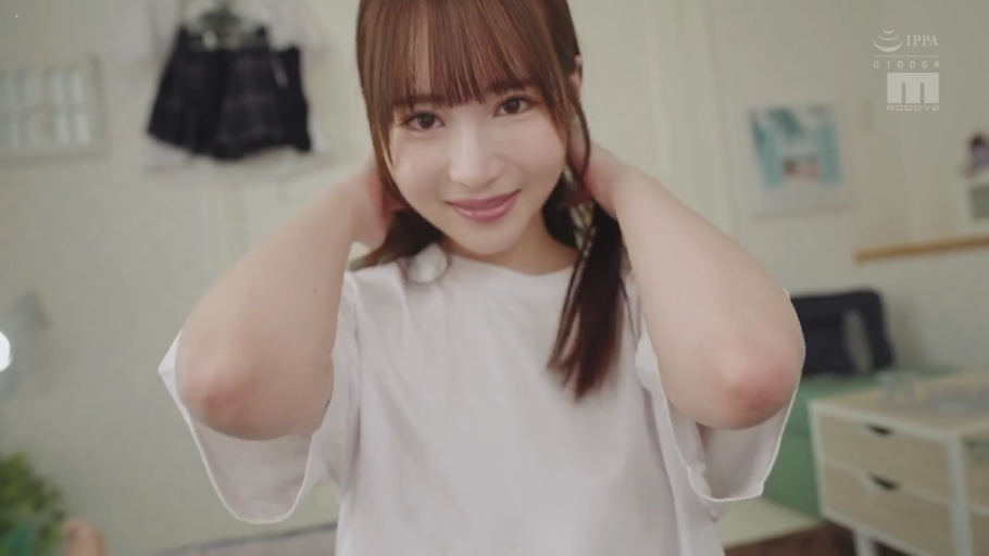 室内 · 微笑 · 面部特写 · 注视镜头 · 白色短袖T恤 · 长发齐刘海 · 扎头发姿势