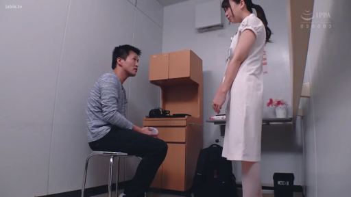 交谈 · 严肃 · 休闲装 · 凳子 · 诊疗室 · 中景 · 一站一坐 · 制服系列