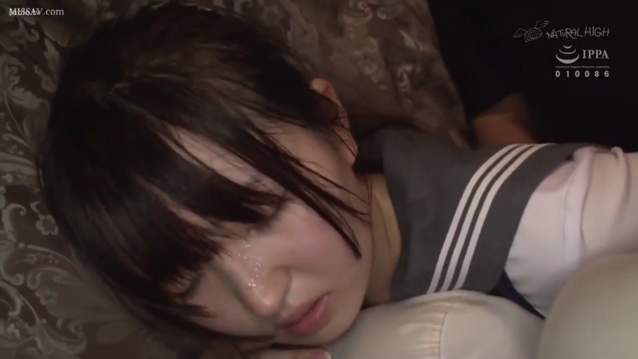 白墙 · 头部 · 眼镜 · 簇拥 · JK制服 · 欺凌主题 · 不安 · 抚摸面部
