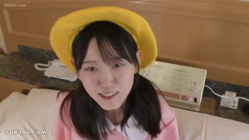 跪坐 · Face · Bedroom · Smile · Gaze · 清纯 · 粉色衬衫与黄色贝雷帽 · 酒店电话