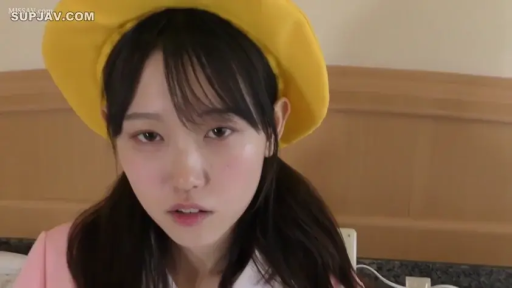 校服 · 脸部特写 · 卧室 · 凝视 · 双马尾 · 正面 · 茫然 · 黄色贝雷帽