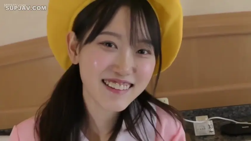 室內 · 面部特寫 · 正对镜头 · 粉色制服