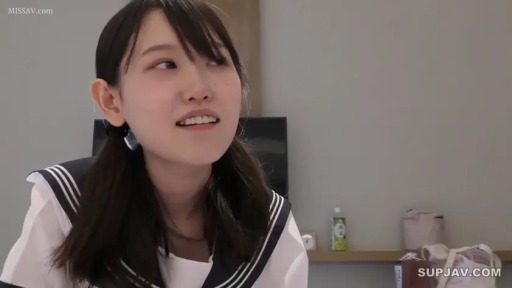 室内 · 坐姿 · 微笑 · 面部特写 · 交流 · 水手服 · 长发