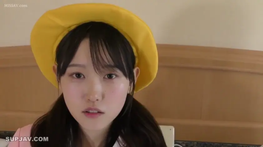 室内 · 面部特写 · 凝视 · 双马尾 · 正对镜头 · 微张口 · 粉色制服 · 黄色贝雷帽