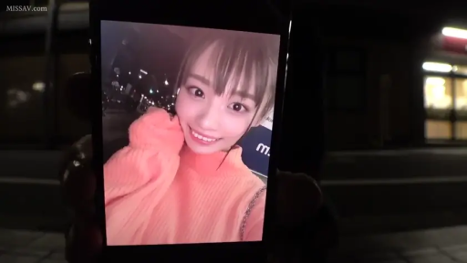 脸部特写 · 微笑 · 手机 · 自拍 · 夜景 · 正面 · 橙色毛衣 · 户外夜晚