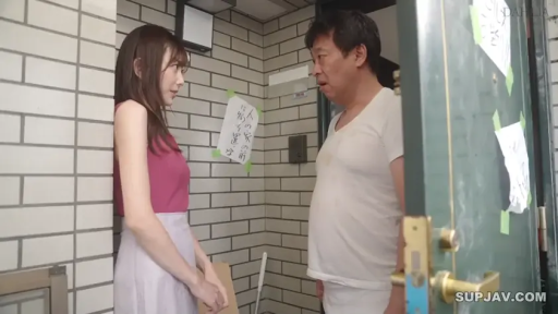 交谈 · 中景 · 白色长裙 · 日常 · 告示贴 · 公寓走廊 · 对站 · 担忧