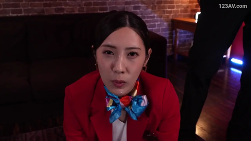 室内 · 跪姿 · 面部特写 · 红色制服