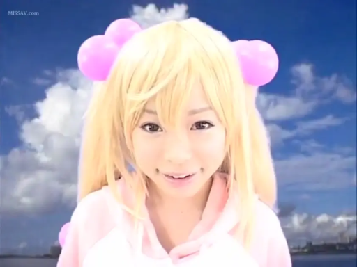 面部 · 站立 · 微笑 · 注视 · 金发 · 影棚 · 粉色卫衣 · 心形发饰