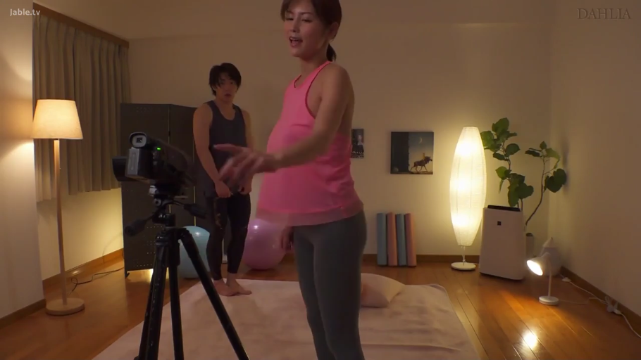 室内 · 站立 · 中景 · 自然 · 摄像机 · 瑜伽服 · 调试相机 · 健身主题